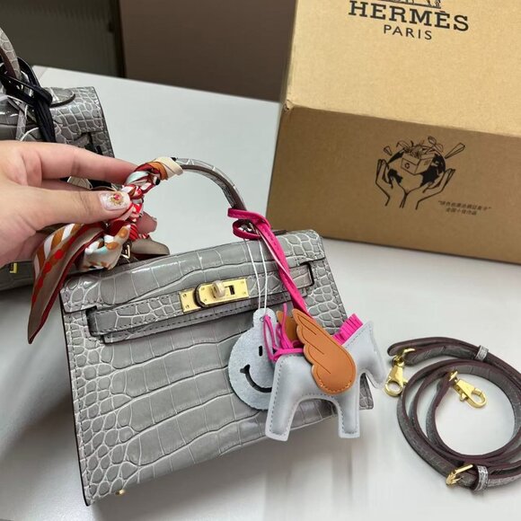 Classic Hermes Bag: A Stylish and Versatile Choice for Elegance - Picture 1 of 10